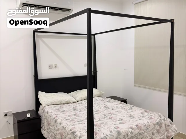 غرفة نوم استعمال اقل من 4 شهور سهلة التفكيك والتركيب ونظيفة جدا سرير خشب من إيكيا مع المرتبة