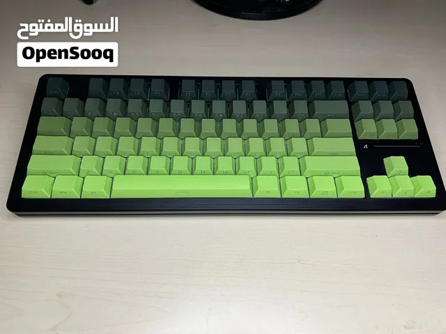 كيبورد Attack Shark m87 pro مستعمل بحالة ممتازة معاه الكرتونة وباقي الملحقات سويتشات لون ابيض