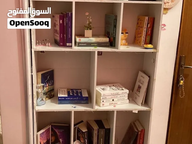 للبيع: مكتبة خشبية عملية بتصميم حديث ومساحة تخزين كبيرة والسعر بيه مجال