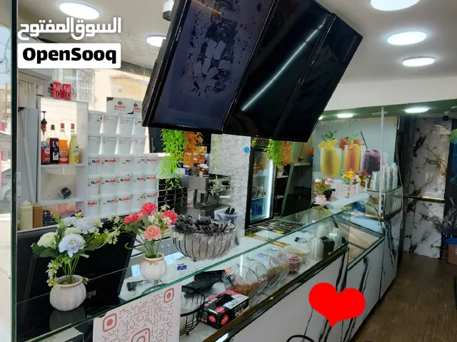 محل كوكتيل وحلوايات للبيع