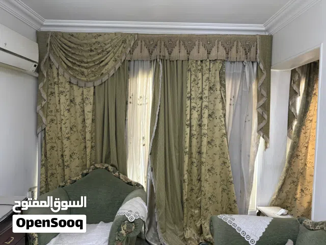 ستائر بحالة ممتازة بالاكساسورات والبلتكانه والبلاك اوت