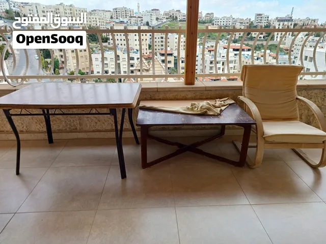 طاولتين خشب و كرسي  - الرد من خلال الدردشة