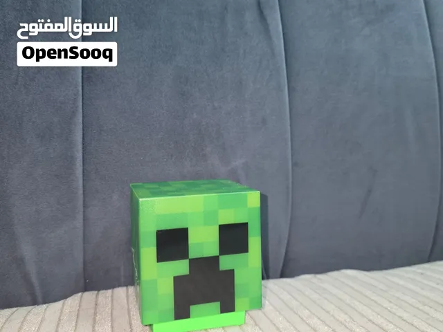 مجموعه العاب اطفال مكونه من 3 العاب مستوحاه من لعبه ماين كرافت و لعبتان مستوحاه من لعبه ماريو و يوجد