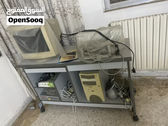 طاوله كومبيوتر  لون رمادي بعجلات مع الجهاز