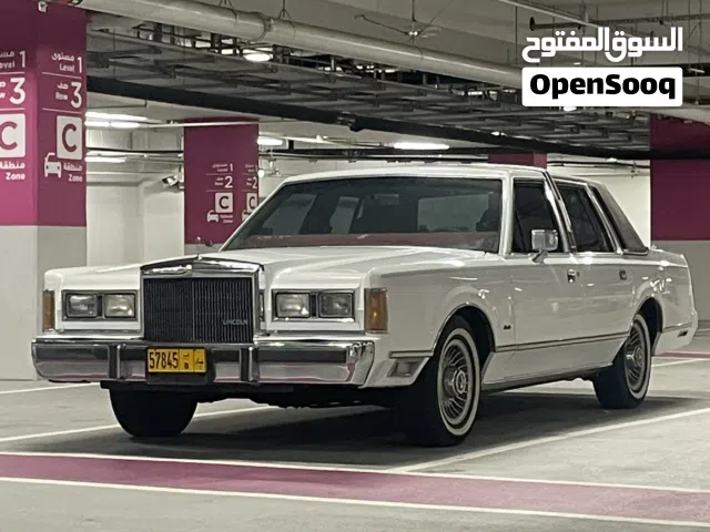 لينكولن تاون كار بحالة وكالة مخزنة قطعت 67 الف ميل فقط