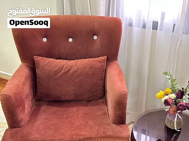 كراسيين مع طاولة
