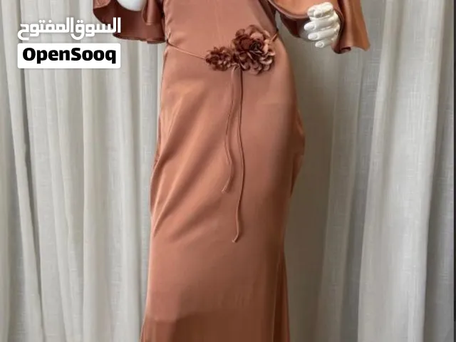 فساتين تركي وصيني ومحلي جديدة براس المال مقاسات مختلفة وبعضها قطعة وسرايا