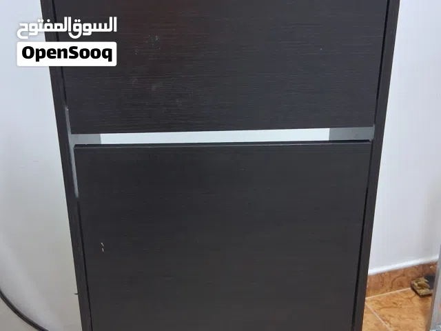 خزانة أحذية من إيكيا للبيع، بحالة جيدة، يوجد كسر بسيط بالأسفل لا يؤثر على الاستخدام.