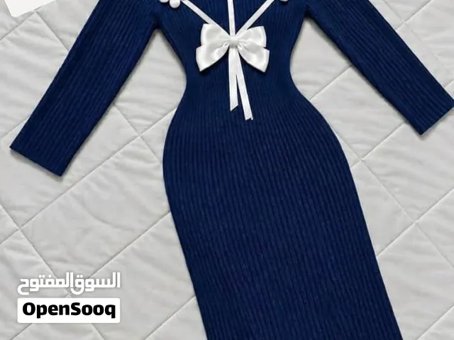 تألقي بأرقى إطلالة شتوية تزيدك جاذبية وأناقة مع أحدث صيحات الموضة فستان نسائي طويل برَقبة عالية