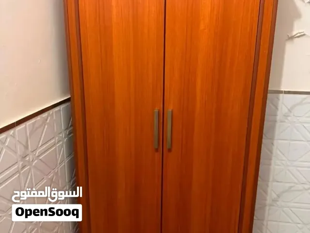 دولاب ملابس نظيف وقوي