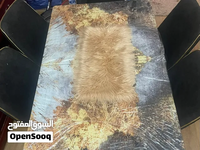 طاولة أكل تتكون من 5 كراسي