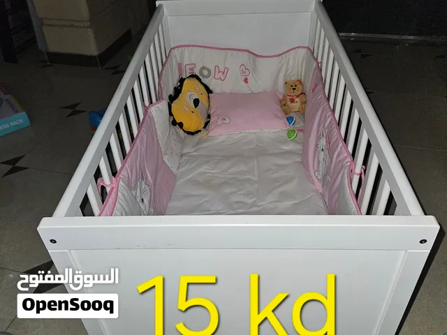 سرير اطفال مع مشاية هزاز العاب