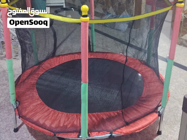 ترامبولين جديد استعمال قليل صارلي شهر من اشتريته 55 ارتفاع 122سم وعرض 140ويا كرات صغيرة 50 كرة السعر