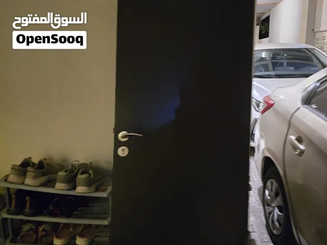 باب خشب بحالة جيدة جدآ نظيف مجانآ الطول 235 العرض 73