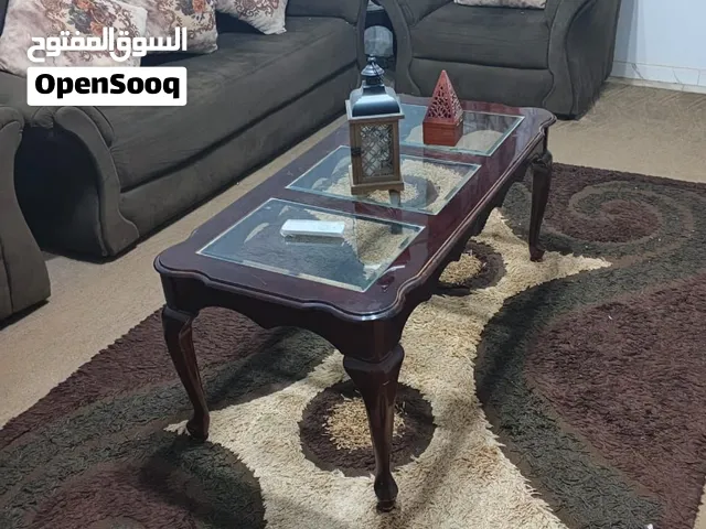 صالون لون قهوي مستعمل 2 كرسي فردي 1 زوجي 1 ثلاثي + طقم طاولة من خشب الزان وحدة كبيرة و2 صغار