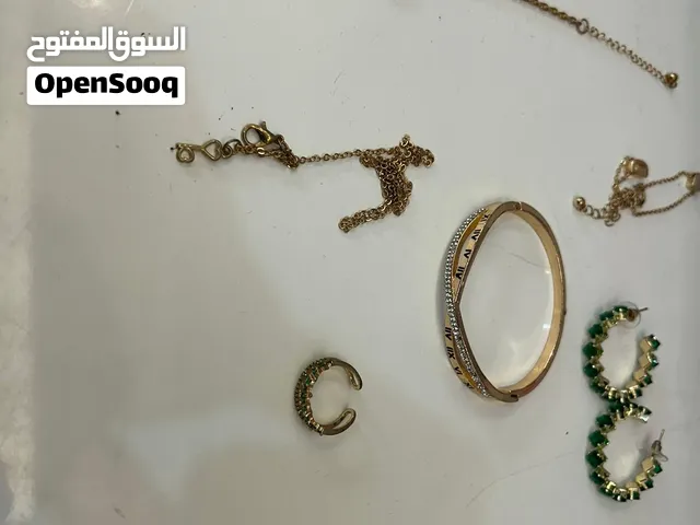 اكسسوارات باللون الذهبي كثيرة