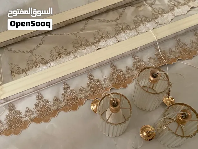 زوز ستار سيدار واحد بيج والتاني ابيض و4 تريات ممر شبه جدد استعمال بسييييط