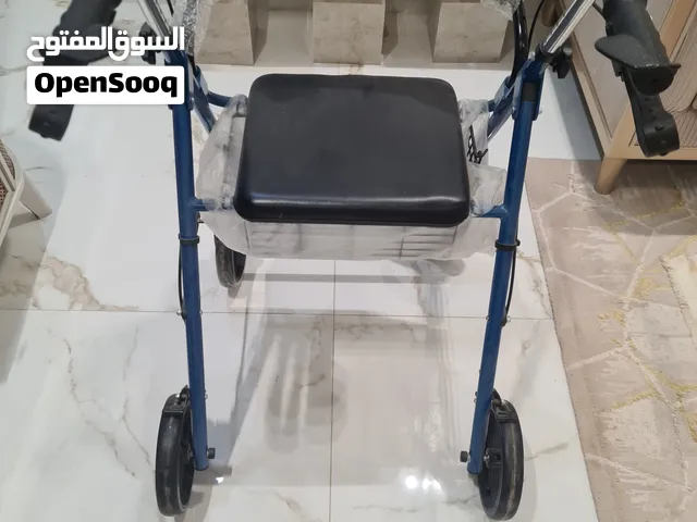 مشاية طبية بعجل وكرسي لكبار السن بحالة ممت