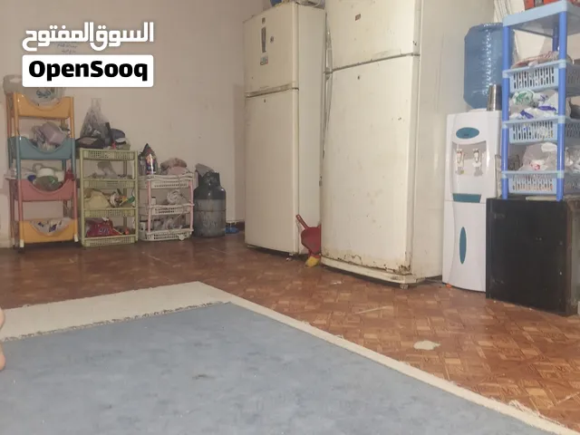مطلوب شخص لسكن مؤقت داخل غرفه في ميدان حولي والغرفه داخل شقه تتكون من شقتين وحمامين ومطبخ وصاله كبي