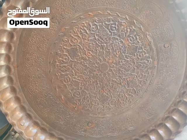 صحن أو صينية إيرانية نحاسية مطرقة ومنقوشة يدوياً ذات طابع  تراي