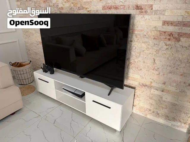 طاولة تلفاز أنيقة وعملية