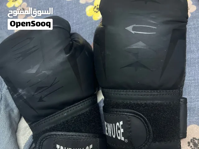 للبيع قفازات ملاكمه علئ 4دينار اصليه مافيها ولا شيء
