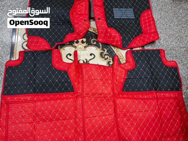 ارضيه سياره بلون الاسود والاحمر