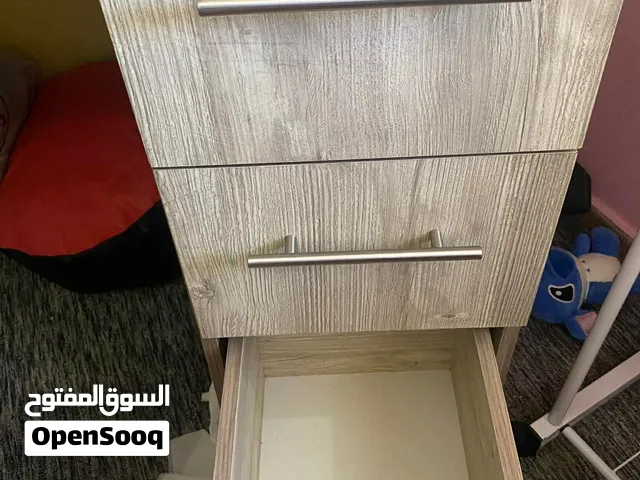 مكتبة للبيع عملية جداا خشب لاتيه حجمها متوسط