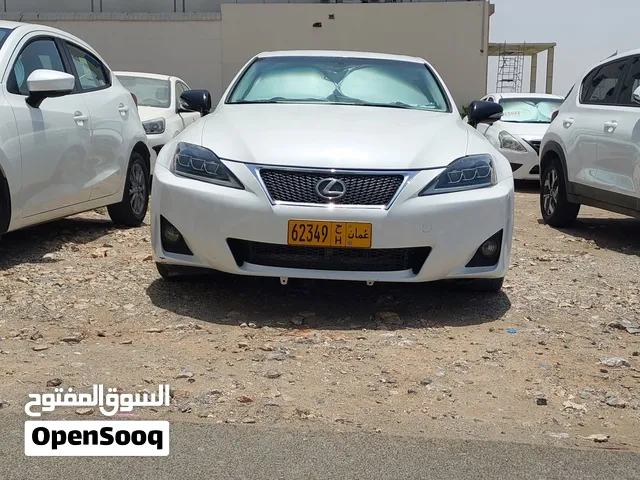 لكزس IS 250 2010 لون أبيض، صالون سيدان، مستعملة بحالة ممتازة مع حساسات وخاصيات خليجية