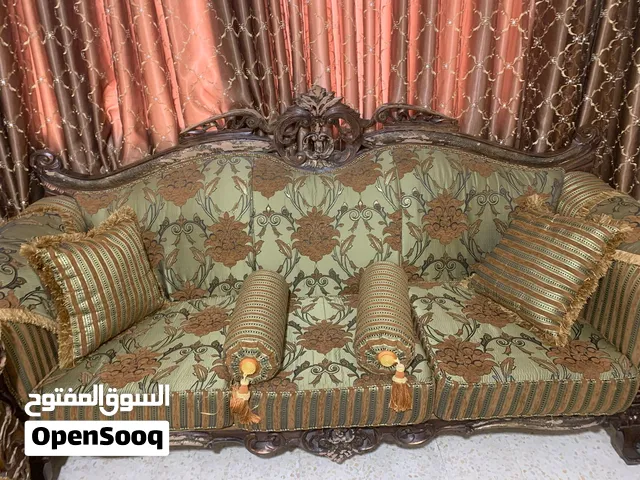 طقم كنب بحالة نظيفة جداً السعر 200 دينار ( قابل للتفاوض )