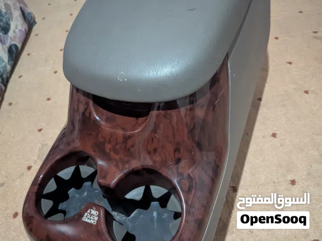 مسند ذراع (كونسول وسطي) للسيارة يتم تركيبه بين المقعدين الأماميين.
