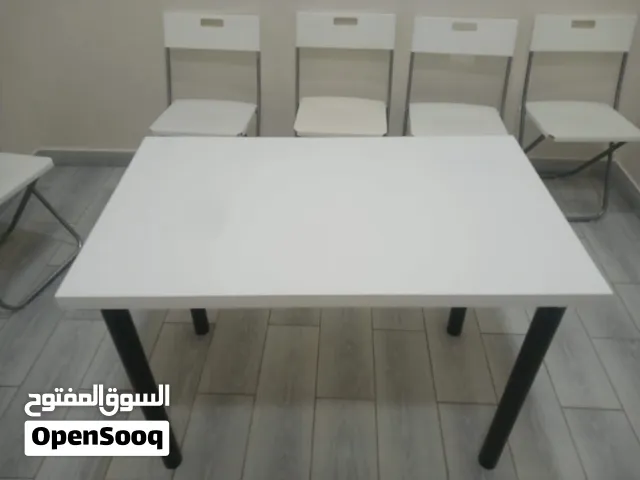طاولة صغيرة جديدة بدون كراسي
