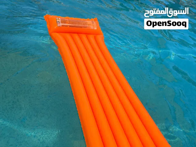 فرشة سباحة كبيرة مع عجل سباحة واربع بلالين سباحة و طواقي عدد 2