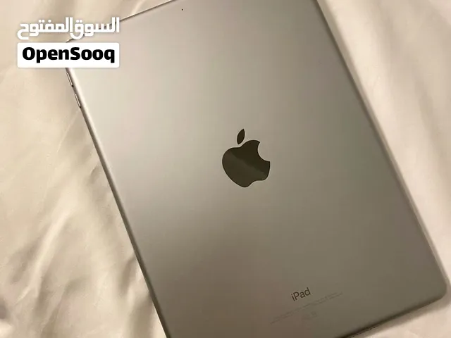 ايباد  ابل اللون الأسود  الجيل 8 مساحة التخزين 32 والحجم 10.2 مع قلم وشاحن للقلم وسماعات