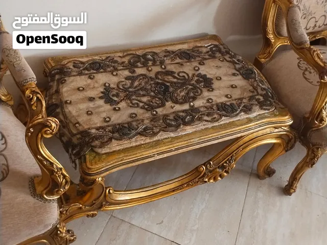 للبيع صالون مدهب كنبة و4 كراسى وتراببزة