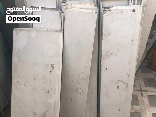 رفوف بحاله جيده للبيع وسعر ممتاز بيه حجمين 20 سانتيم و 50 سانتيم بس يرادلهن تنضيف