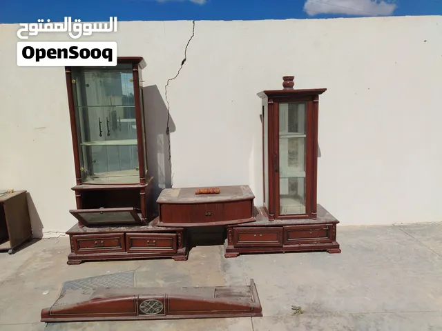 مكتبة في حاله جيده جدا  وكرسي زوجي و دولاب و درج و دولاب زجاج نظام سكفاري  في حاله جيده