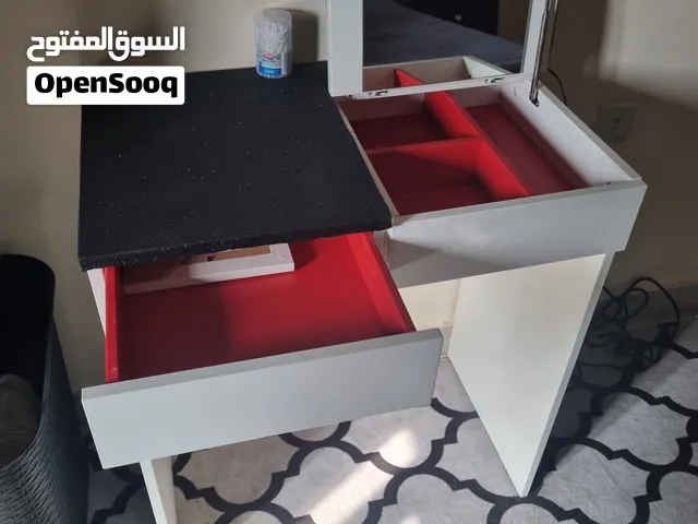 طاولة مكياج
