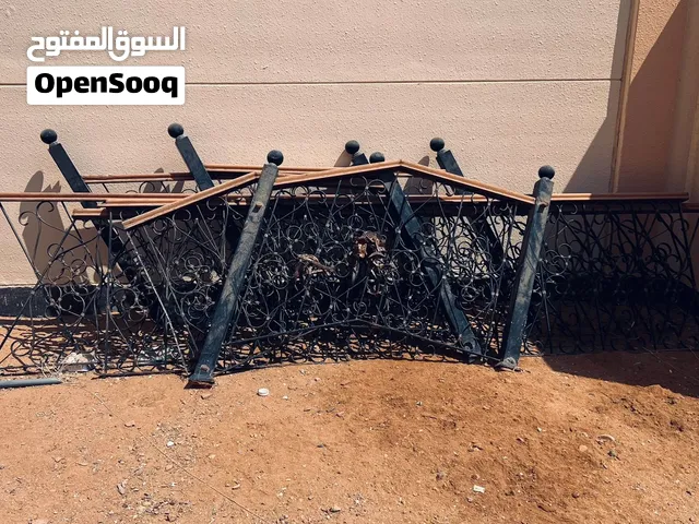 دربزين حديد مع كراسي حمام ومغاسل