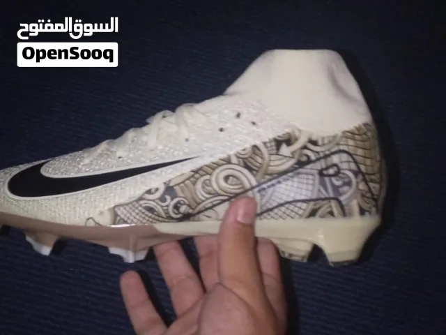 حذاء كره قدم جديد غير مستخدم الا مره واحده لون نادر