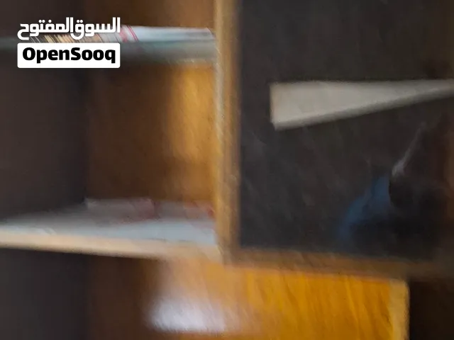 للبيع مكتبه كامله سليمه  وترابيزة تلفزيون  ووحدة ارفف