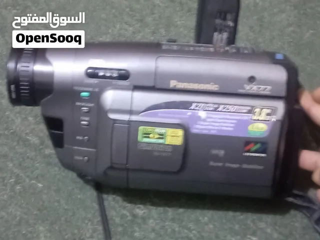 كاميرا فيديو تناظرية قديمة (Camcorder) إنتاج شركة Panasonic، وتحمل الموديل NV-VX77.