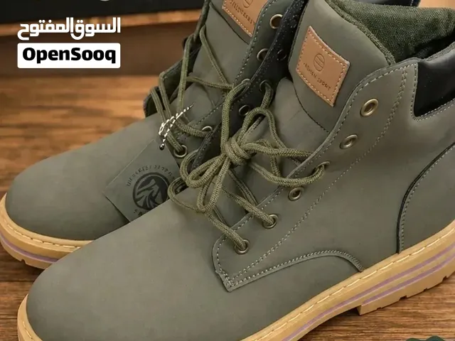 للبيع بوت رجالي شتوي جديد بالتيكت سعر 10قفل النوع: حذاء بوت رجالي برباط  اللون: زيتي غامق