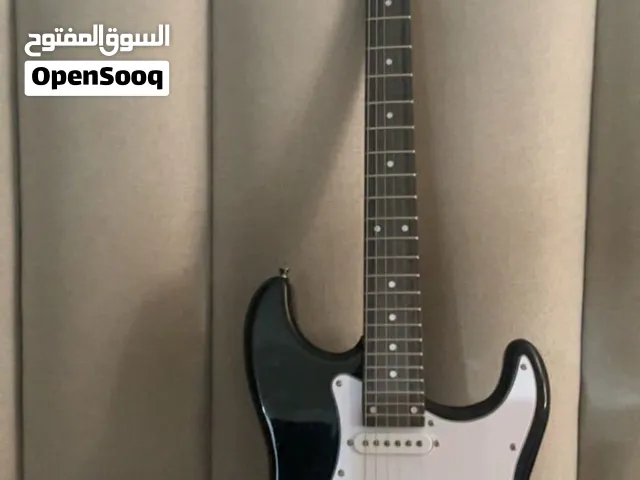 جيتار الكترك مكفول ستراتوكاستر استعمال خفيف مع إضافات(شنطه+سلك غير مستعمل+8 picks+ستراب+capo)