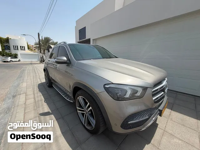 مرسيدس بنز GLE 450 موديل 2021 برونزية فاخرة مع نظام ترفيهي وتقنيات حديثة