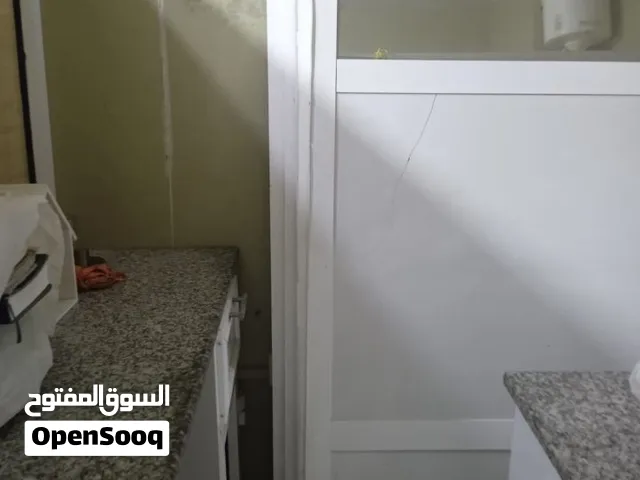 لو حت محل واربع حواجز وثلاث طاولات