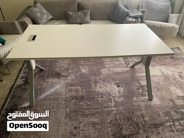 ميز كينمنك للبيع بسعر مناسب من براند aslist يتحمل أوزان عاليه وبي ميزا إخفاء الكيبلات من جوه الميز
