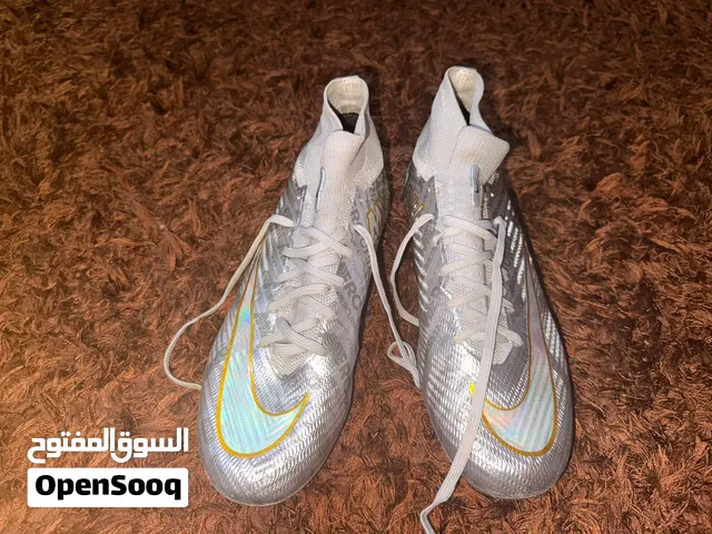 بوت NIKE لكرة القدم اصلي للبيع
