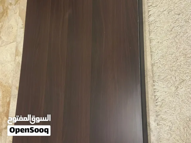 سطح مكتب خشبي لون بني مميز
