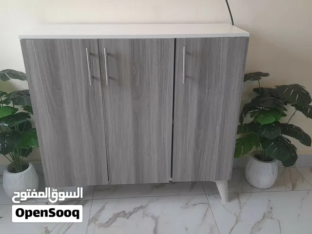 طاوله احذيه للبيع جديده سبب البيع ما ناسبت على الفراش اللون